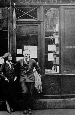 Sylvia Beach e Ernest Hemingway davanti la libreria