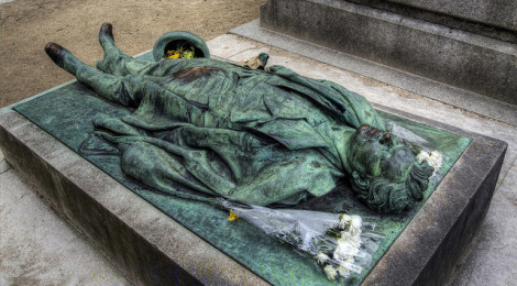 "The Grave of Victor Noir, Paris" di Neil Howard, su Flickr