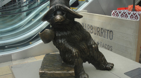 "Paddington Bear at Paddington Station by Sara, su Flickr"