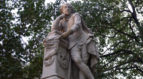 "statue of William Shakespeare at the centre of Leicester Square Gardens, London by Elliott Brown, su Flickr"