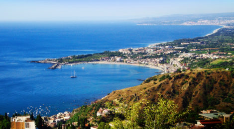 © Alessandro Rossi, "My personal postcard of Taormina" su Flickr https://flic.kr/p/efSEhF (Licenza CC) 