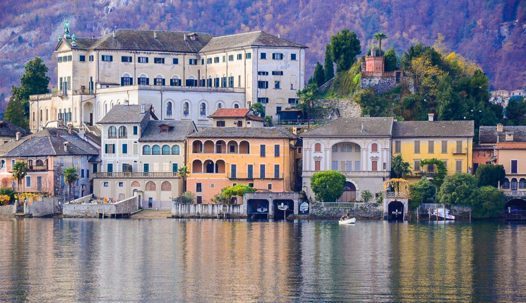  L'isola di San Giulio con il monastero 