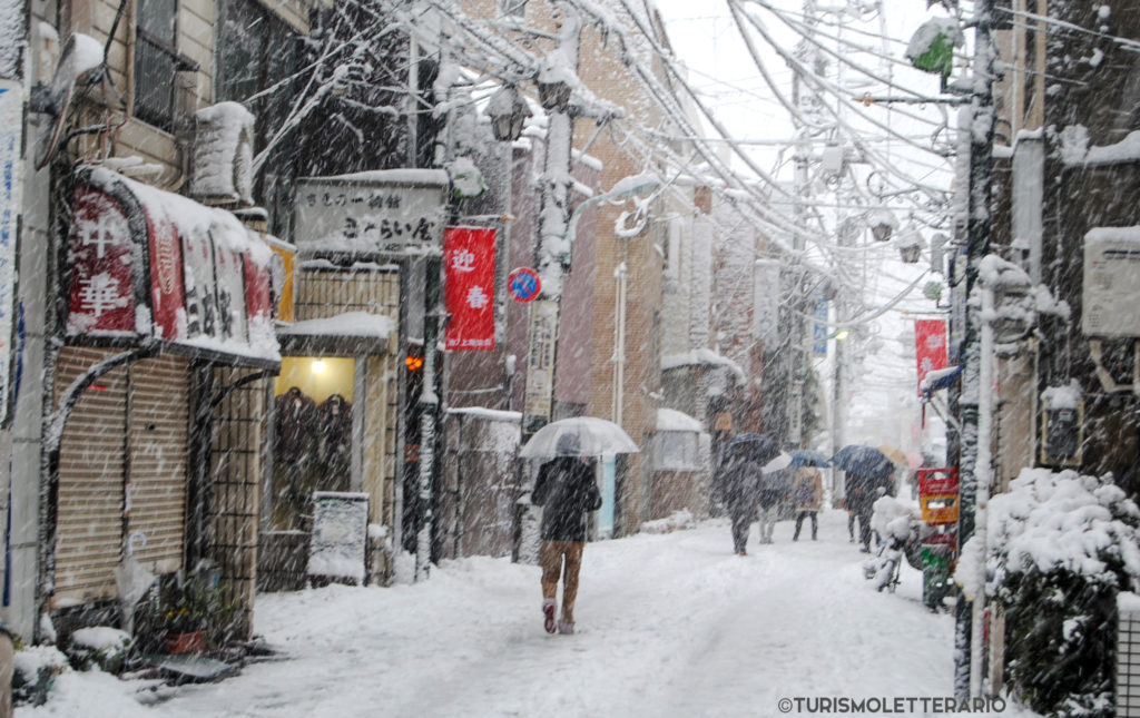 Strada innevata nel quartiere di Setagaya