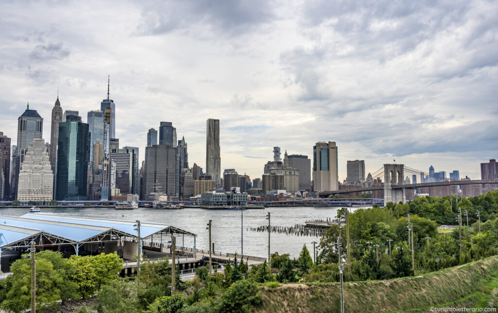 Grattacieli di Manhattan e fiume Hudson visti dalla Promenade di Brooklyn Heights 