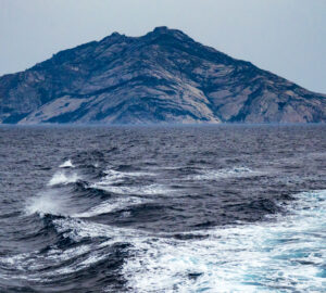 L'isola di Montecristo vista dal mare